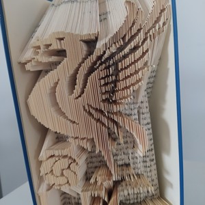 Liverpool FC echipa de fotbal logo-ul detaliu carte sculptura, Casa & Stil de viata, Accesorii pentru decorat casa, Decoratiuni de masa si decoratiuni pentru rafturi , Sculptura de carte, carte pliata, , ARTYNOS