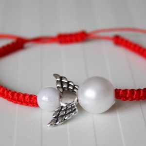 Bratara impletita in stil macrame cu margele � Inger rosu - Artynos.ro