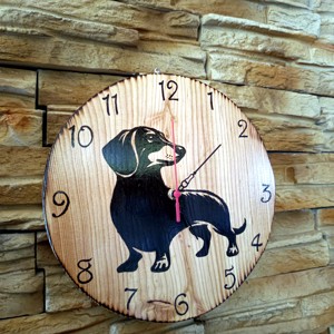 Ceas de perete din larice cu diametrul de 30 cm cu teckel, , , Ceas de perete din lemn cu caine dachshund.
Pictat manual pe lemn de larice, realizat cu tehnica ar..., ARTYNOS