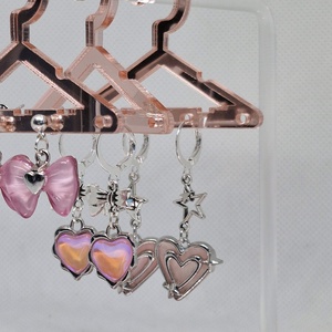 Cercei argint 925 cu stele și inimi în relief - bijuterii - cercei - cercei din argint - Artynos.ro