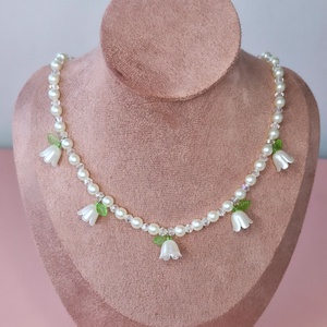 Colier Puritas cu perle si lalele albe - Artynos.ro