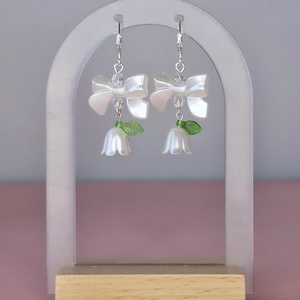 Set Puritas cu perle și lalele albe - bijuterii - mărțișor - Artynos.ro