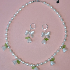 Set Puritas cu perle și lalele albe - bijuterii - mărțișor - Artynos.ro