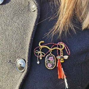 Mărțișor tip brosă cu flori presate roz - bijuterii - mărțișor - Artynos.ro