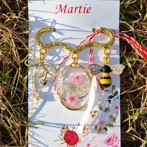 Mărțișor tip brosă cu flori presate roz - bijuterii - mărțișor - Artynos.ro