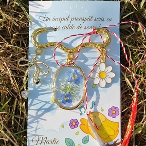 Martisor tip brosa cu flori presate albastre - Artynos.ro