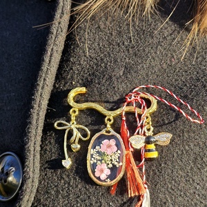 Martisor tip brosa cu flori presate roz, Bijuterii, Martisor, Lucrare cu argila, Confectionarea bijuteriilor, ARTYNOS