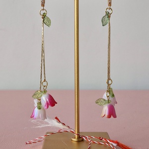 Cercei "Vestirea Primaverii" cu lalele albe cu nuante roz, Bijuterii, Martisor, Confectionarea bijuteriilor, Lalele, lalele, frumoasele mele lalele! 🌷
Inchizatorile sunt confectionate din cupru si contin piet..., ARTYNOS