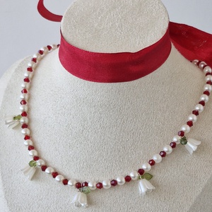 Colier Martisor cu margele rosii si lalele albe, Bijuterii, Martisor, Confectionarea bijuteriilor, ARTYNOS