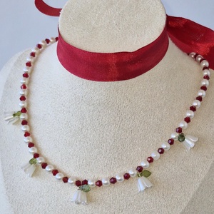 Colier Mărțișor cu mărgele roșii și lalele albe - bijuterii - mărțișor - Artynos.ro