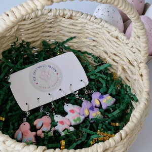 Cercei de Paște cu iepurași roz cu albastru - decor de sărbători - decorațiuni de paște - iepuraș de paște - Artynos.ro