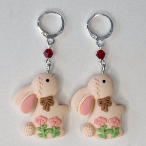 Cercei de Paște cu iepurași roz piersică - decor de sărbători - decorațiuni de paște - iepuraș de paște - Artynos.ro