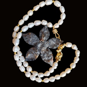 Colier perle de cultura si floare de agat maro - bijuterii - coliere - coliere de perle - Artynos.ro