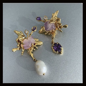 Cercei aurii cu ametist brut, perla naturala si cristale - Artynos.ro