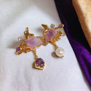 Cercei aurii cu ametist brut, perla naturala si cristale - bijuterii - cercei - cercei din pietre semiprețioase - Artynos.ro