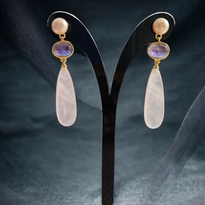 Cercei cu surub, lungi cu cuart roz, ametist si perla naturala - bijuterii - cercei - cercei din pietre semiprețioase - Artynos.ro