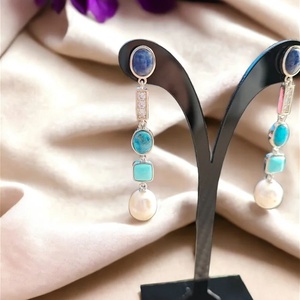Cercei lungi cu sodalit,apatit, turcoaz si perle cultura - Artynos.ro