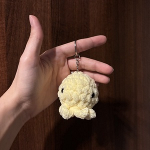 Breloc caracatiță croșetată  - jucării și echipamente pentru copii - plușuri - caracatițe din pluș - Artynos.ro