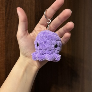 Breloc caracatiță croșetată  - jucării și echipamente pentru copii - plușuri - caracatițe din pluș - Artynos.ro