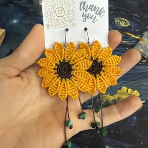 Cercei Floarea-Soarelui din Micromacramé cu Malachit Natural - bijuterii - cercei - cercei din pietre semiprețioase - Artynos.ro