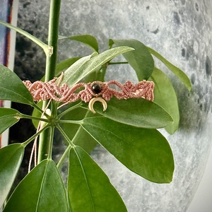 Esența Feminității: Choker Celestial cu Ochi de Soim  și Simbolul Lunii  - bijuterii - coliere - chockere - Artynos.ro