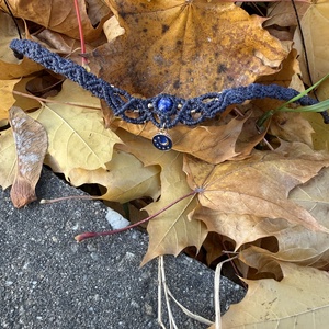 Colier artizanal cu sodalit natural și simbol lunar - bijuterii - coliere - chockere - Artynos.ro