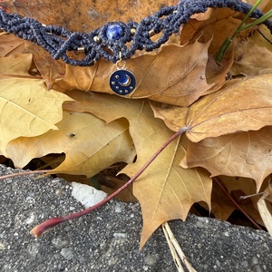 Colier artizanal cu sodalit natural și simbol lunar - bijuterii - coliere - chockere - Artynos.ro