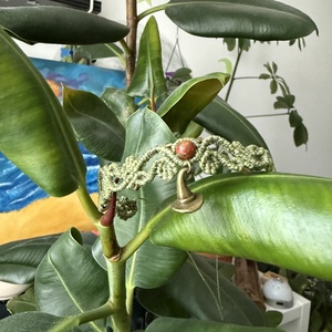 Choker artizanal din micromacramé cu jasp rosu si pandantiv palaria vrajitoriei  - Artynos.ro