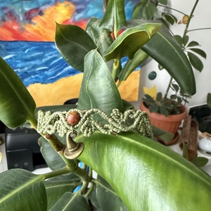 Choker artizanal din micromacramé cu jasp roșu și pandantiv palaria vrăjitoriei  - bijuterii - coliere - chockere - Artynos.ro