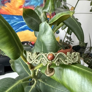 Choker artizanal din micromacramé cu jasp roșu și pandantiv palaria vrăjitoriei  - bijuterii - coliere - chockere - Artynos.ro