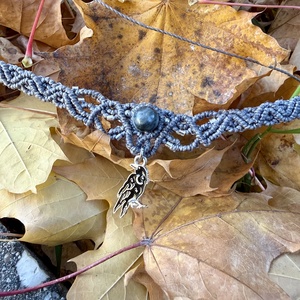 Choker din micromacramé cu labradorit natural și pandantiv corb - bijuterii - coliere - chockere - Artynos.ro