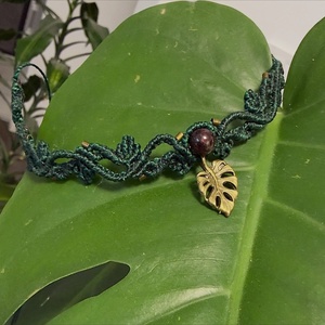 Choker lucrat manual din micromacramé cu granat si pandantiv frunza de monstera - Artynos.ro