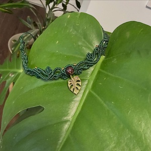 Choker lucrat manual din micromacramé cu granat și pandantiv frunză de monstera - bijuterii - coliere - chockere - Artynos.ro