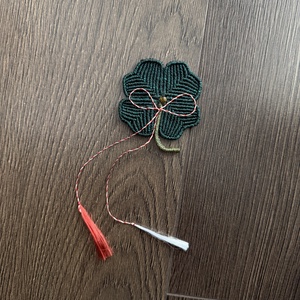 Mărțișor broșă artizanal trifoi cu patru foi , ochi de tigru - bijuterii - mărțișor - Artynos.ro