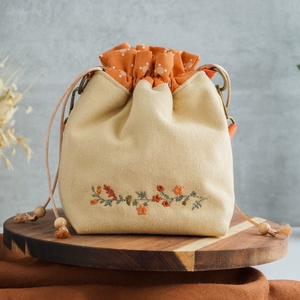 Geantă de mână din pânză crem cu motiv floral portocaliu - geantă și husă - genți de umăr și genți de mână - genți casual, genți de mână - Artynos.ro