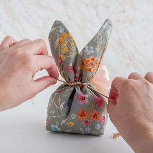 Săculeț personalizat reversibil pentru dulciuri cu urechi de iepuraș - jucării și echipamente pentru copii - saci și seturi pentru copii - accesorii pentru copii - Artynos.ro