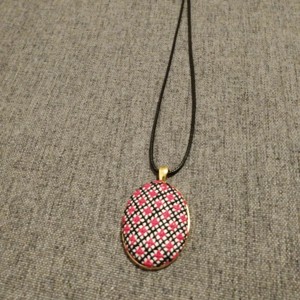 colier brodat cruce cu motiv popular -  - Artynos.ro