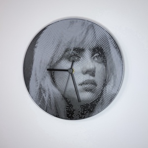 Ceas de perete - Hypnotic Billie Ceasul pentru adevărații fani Billie Eilish!, Casă & Stil de viață, Accesorii pentru decorat casa, Decorațiuni de pereți, decorațiuni suspendate, Ceasuri de perete, Altele, ARTYNOS
