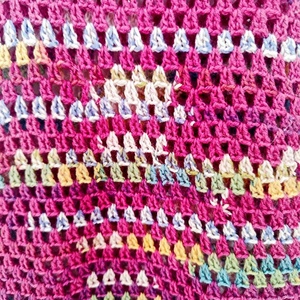 Set croșetat manual pentru fetiță � rochiță și pălărioară multicolore, 4�5 ani - îmbrăcăminte și modă - haine bebeluși și copii - rochii fetițe - Artynos.ro