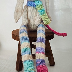 Iepuraș tricotat, handmade, cu picioare lungi � jucărie decorativă, cadou Paste, 44cm. - jucării și echipamente pentru copii - plușuri - iepure de pluș - Artynos.ro