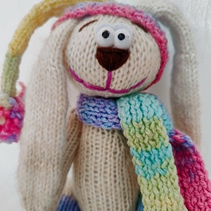 Iepuraș tricotat, handmade, cu picioare lungi � jucărie decorativă, cadou Paste, 44cm. - jucării și echipamente pentru copii - plușuri - iepure de pluș - Artynos.ro