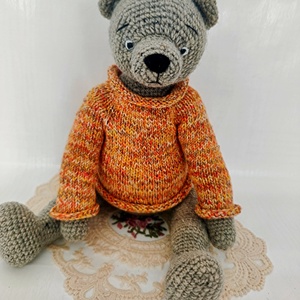 Ursulet crosetat handmade, 36 cm, cu articulatii mobile si pulover tricotat, cadou Craciun - Artynos.ro