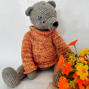 Ursuleț croșetat handmade, 36 cm, cu articulații mobile și pulover tricotat, cadou Craciun - jucării și echipamente pentru copii - plușuri - ursuleț de pluș - Artynos.ro