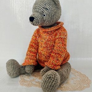 Ursuleț croșetat handmade, 36 cm, cu articulații mobile și pulover tricotat, cadou Craciun - jucării și echipamente pentru copii - plușuri - ursuleț de pluș - Artynos.ro
