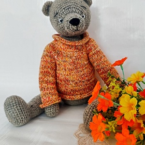 Ursuleț croșetat handmade, 36 cm, cu articulații mobile și pulover tricotat, cadou Craciun - jucării și echipamente pentru copii - plușuri - ursuleț de pluș - Artynos.ro