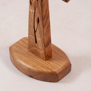 Cruce de lemn pe piedestal cu model, cruce de masă -  - Artynos.ro