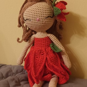 Păpușă Poinsettia - jucării și echipamente pentru copii - plușuri - păpușă croșetată, păpușă de pluș - Artynos.ro