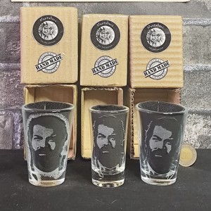 Pahar de shot din sticlă de 2,5 cl, cu model Bud Spencer, gravat manual  -  - Artynos.ro