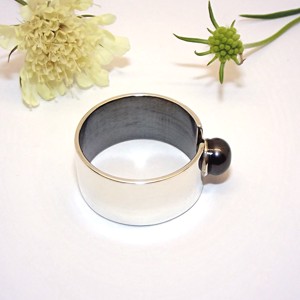 Cerc lat cu perlă gri, inel de damă din argint, mărimea 60 (VSZÉ.19) - bijuterii - inele - inele statement - Artynos.ro Cerc lat cu perlă gri, inel de damă din argint, mărimea 60 (VSZÉ.19) - bijuterii - inele - inele statement - Artynos.ro