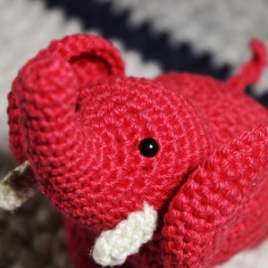 Elefant rosu - Artynos.ro